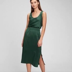 Elegant Green Sleeveless Top And Skirt